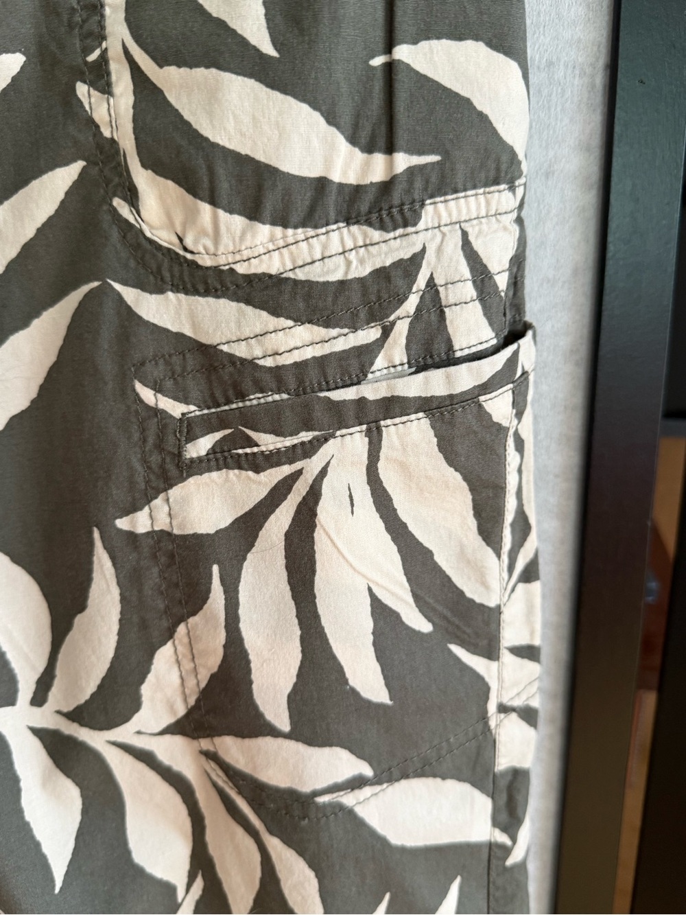 Democracy Cropped Cargo Pants Olive Green Tropical Leaf Print Drawstring Size 8 - Picture 3 of 11